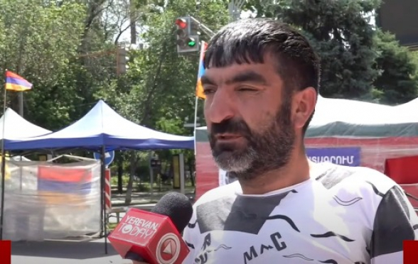 Ни у одного из избивавших меня полицейских не было отличительных знаков – гражданин (видео)